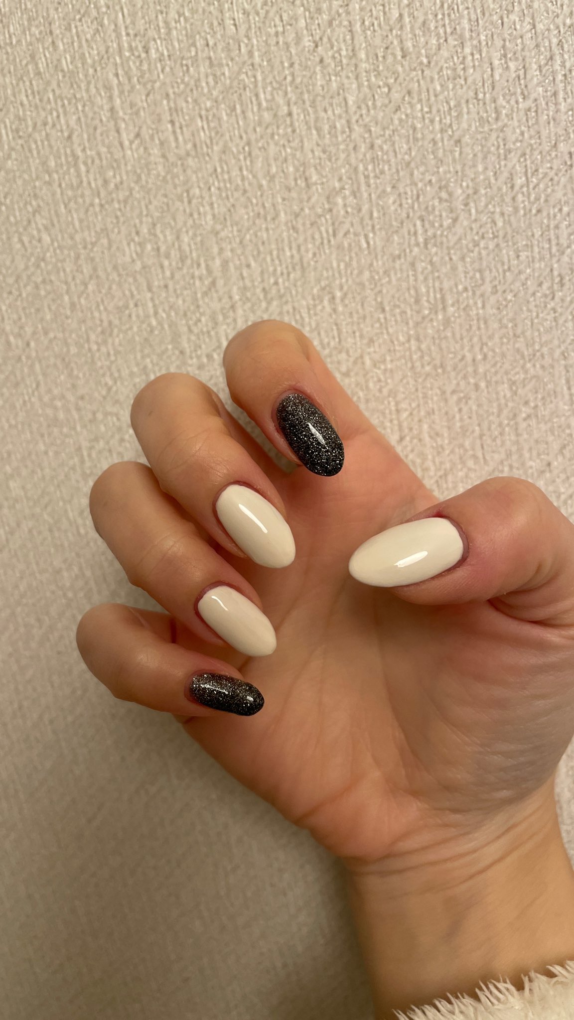 みゆ ネイル記録17 白黒 縮むと根元が気になるから最近は白ネイル避けてたけど 今回どうかな セルフネイル ポリッシュネイル マニキュア ワンカラー T Co Kw8kbjpoou Twitter
