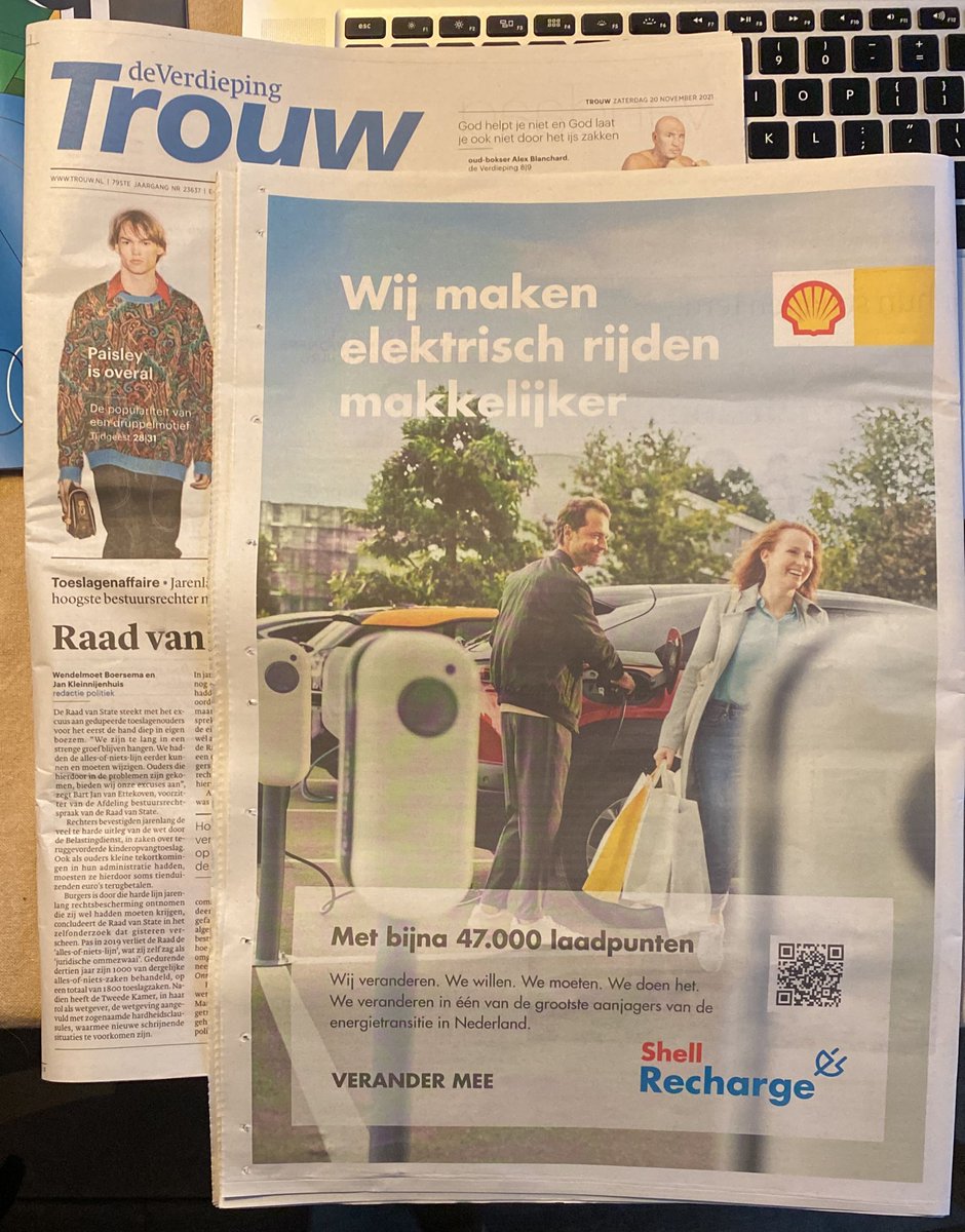 Klimaatactie's tweet photo. “Wij maken elektrisch rijden makkelijker” - #Shell noemt 47.000 laadpunten. Zelf plaatsten ze er maar 181. Shell ‘rectificeert’ per tweet: je kunt met hun laadpas bij 47.000 laadpunten terecht. Maar dat geldt voor vele laadpas-aanbieders. Shell verandert nooit. #MoveShell https://t.co/QfQvnSEmDa