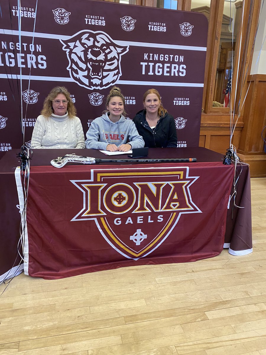 KHSTigerNation's tweet photo. Congrats to Arianna Burns and her family as she signed her NLI to compete at the Collegiate Division I Level in the sport of Lacrosse at Iona College 🥍
#AlmostKHSAlum #FutureGael
@ICGaels @IonaLacrosse
#TigerPride https://t.co/A3p5AVSiLD