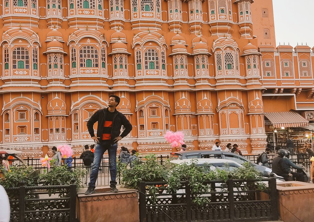 Ranvijakki's tweet photo. #Raju At Hawa Mahal 
@akshaykumar sir 🙌🙌🙏 https://t.co/39lmRLnpX6