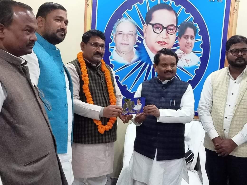 NkNandanLive's tweet image. भाजपा का एक और विकेट गिरता हुआ ये रहे राजेश सिंह. बीएसपी का थामा दामन.
@BJP4UP @bspindia 
#RajeshSingh
#Resign
#RajeshResign