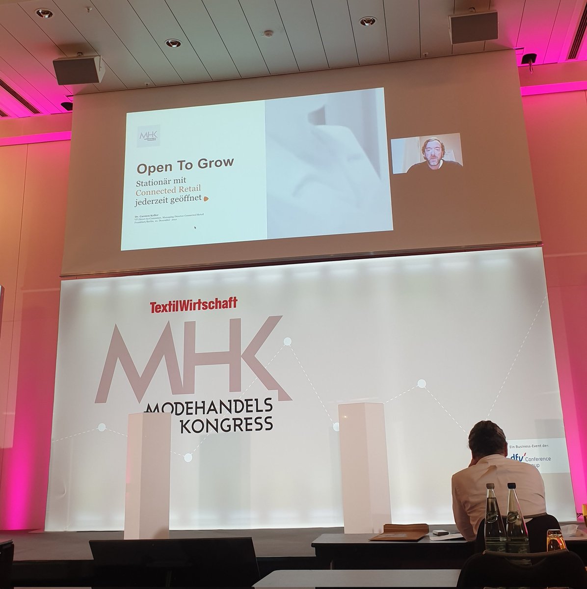 Jederzeit geöffnet? Wie das mit Connected Retail möglich ist und wie Sie Millionen Online-Kund:innen damit erreichen können, erklärt uns Dr. Carsten Keller von Zalando auf dem Modehandels-Kongress. #DMHK21