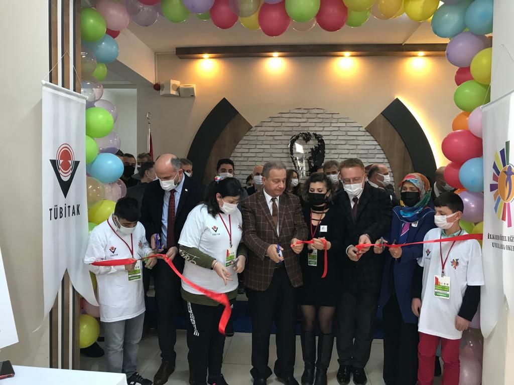 ilkadimozeleuo's tweet photo. TÜBİTAK4006 BilimFuarı açılışımıza katılan İl Milli Eğitim Müdür Yardımcımız Hüseyin AKSAKAL, İlçe Milli Eğitim Müdür Vekilimiz Yalçın ALPAYDIN,Şube Müdürümüz Turgay AYYILDIZ ve değerli konuklarımıza katılımları için çok teşekkür ediyoruz @HuseyinAKSAKAL_ @yalcinalpaydin https://t.co/eq2fpBsIsz