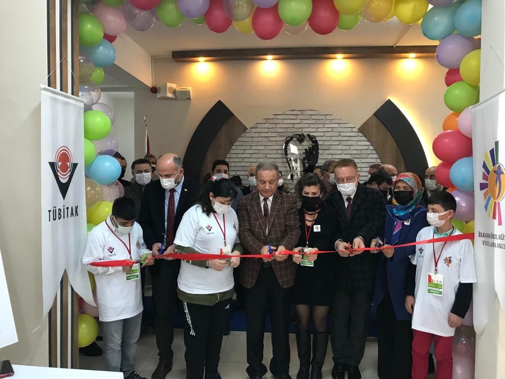 ilkadimozeleuo's tweet photo. TÜBİTAK4006 BilimFuarı açılışımıza katılan İl Milli Eğitim Müdür Yardımcımız Hüseyin AKSAKAL, İlçe Milli Eğitim Müdür Vekilimiz Yalçın ALPAYDIN,Şube Müdürümüz Turgay AYYILDIZ ve değerli konuklarımıza katılımları için çok teşekkür ediyoruz @HuseyinAKSAKAL_ @yalcinalpaydin https://t.co/eq2fpBsIsz