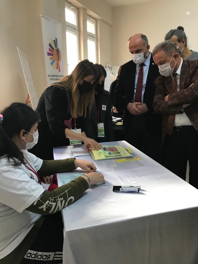 ilkadimozeleuo's tweet photo. TÜBİTAK4006 BilimFuarı açılışımıza katılan İl Milli Eğitim Müdür Yardımcımız Hüseyin AKSAKAL, İlçe Milli Eğitim Müdür Vekilimiz Yalçın ALPAYDIN,Şube Müdürümüz Turgay AYYILDIZ ve değerli konuklarımıza katılımları için çok teşekkür ediyoruz @HuseyinAKSAKAL_ @yalcinalpaydin https://t.co/eq2fpBsIsz