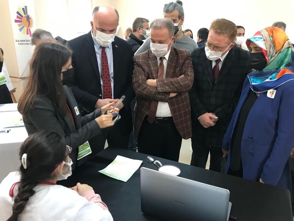 ilkadimozeleuo's tweet photo. TÜBİTAK4006 BilimFuarı açılışımıza katılan İl Milli Eğitim Müdür Yardımcımız Hüseyin AKSAKAL, İlçe Milli Eğitim Müdür Vekilimiz Yalçın ALPAYDIN,Şube Müdürümüz Turgay AYYILDIZ ve değerli konuklarımıza katılımları için çok teşekkür ediyoruz @HuseyinAKSAKAL_ @yalcinalpaydin https://t.co/eq2fpBsIsz