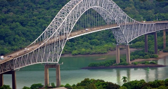 lindabran1's tweet photo. La madre más recordada constantemente, es la madre del Ministro del @MOPPma Como regalo del Día de la Madre, anoche caí en un hueco en el puente de Las Américas. Pregunto usaron arenilla, en la última reparación? https://t.co/Z1etPzXxSj