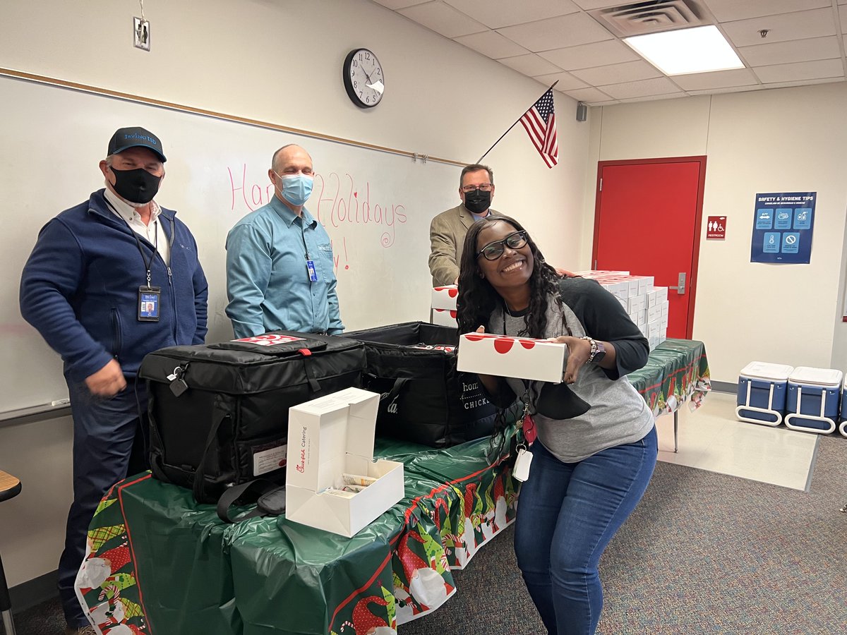 Andre_L_Smith's tweet photo. CONGRATULATIONS TO Lauren Sevebeck @LivelyEagles in @IrvingISD for winning the Golden Ticket holiday lunch provided by Superintendent Hernandez @IISDMagdaHdz . https://t.co/pXI4Qkq8Zf