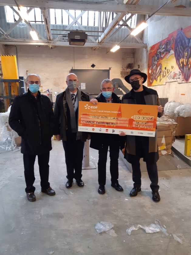 EDF_BFC's tweet photo. A #Belfort, le @FAPEEDF remet un don de 20 000€ a l’association Chamois Environnement.
Le but ? ➡️ financer le matériel pour développer l’activité de destruction de papier confidentiels, en contribuant à la création de 9 emplois. #insertionemploi https://t.co/QUvTS1t7KW