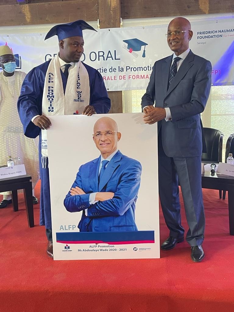 Cellou_UFDG's tweet photo. J’ai pris part ce matin, sur invitation de la Fondation Friedrich Naumann pour la liberté (FNF), à la cérémonie de sortie de la première promotion de l’Académie libérale de formation politique (ALFP). (1/4) https://t.co/2J9IF8mhzY