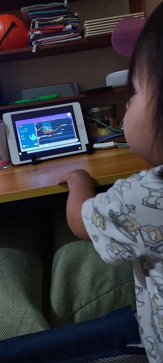 Bulakbolera's tweet photo. Ayaw pa matulog. 😅 Aral na lang din sya ng scalping. Teach 'em young ika nga. 😅 @coachmiranda #CMMLive https://t.co/97pnQnZZXp