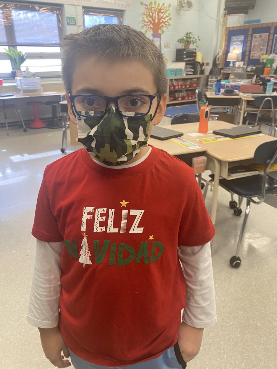 SraClapps's tweet photo. Getting in the holiday spirit!!! 🎄🐬❤️ 
#FelizNavidad 
@desmaresschool @FlemRarSchools https://t.co/o8GRedxiI1