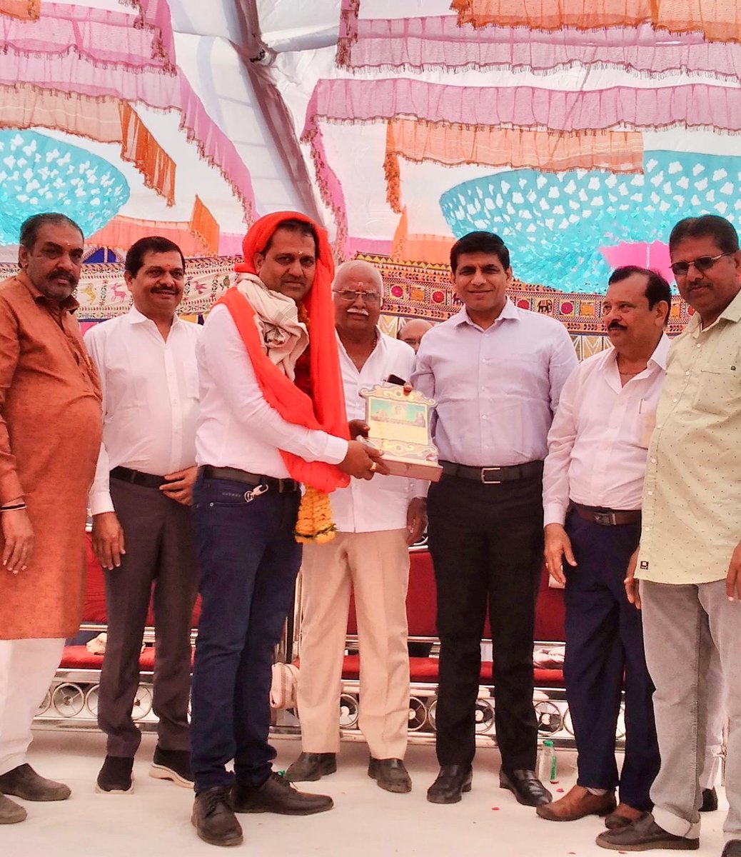 dangarbharat's tweet photo. ભાવનગર જિલ્લા આહિર સમાજ દ્વારા આયોજિત ૧૨માં સમૂહ લગ્ન પ્રસંગે ૫૬ નવદંપતીઓને આશીર્વાદ પાઠવ્યા, સુંદર આયોજન બદલ સર્વે આયોજકોને અભિનંદન પાઠવ્યા.
#Ahir #SamuhLagna #MassMarriages #Bhavnagar #Gujarat #DwarkaDhish #ShriKrishna #Yaduvanshi #SocialFunction https://t.co/mu9IasvDEP