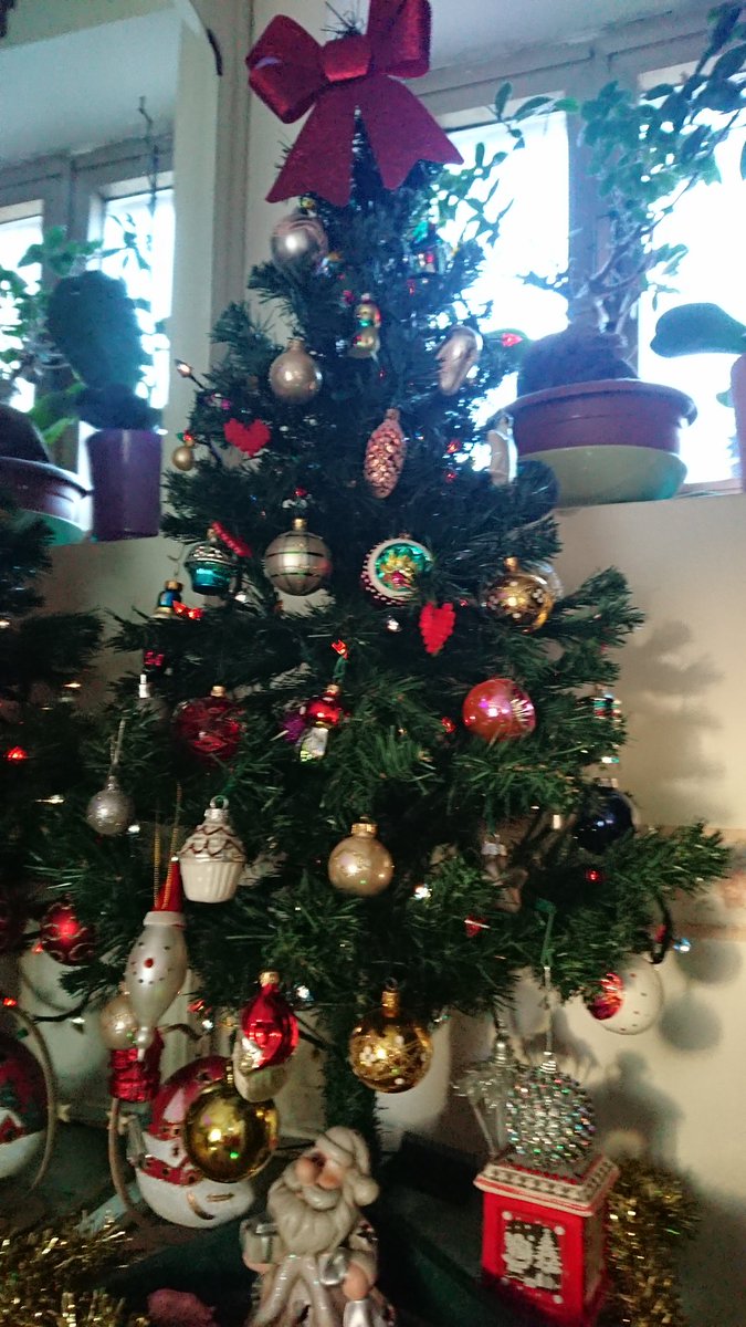 MercyValkyrie's tweet photo. Beware people of #Blefuscu
From its height of one meter and...a cork #Lilliput is ready for the #whamaggedon
Let the fight begin!!!
#Gulliver #ChristmasTree #little https://t.co/5oJlDnjpeF