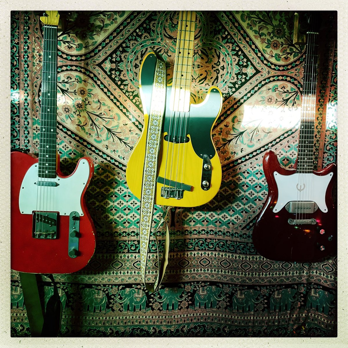 hansonmusic's tweet photo. gotta love the many shapes and colors of rock n roll https://t.co/bdGLAaAtKF