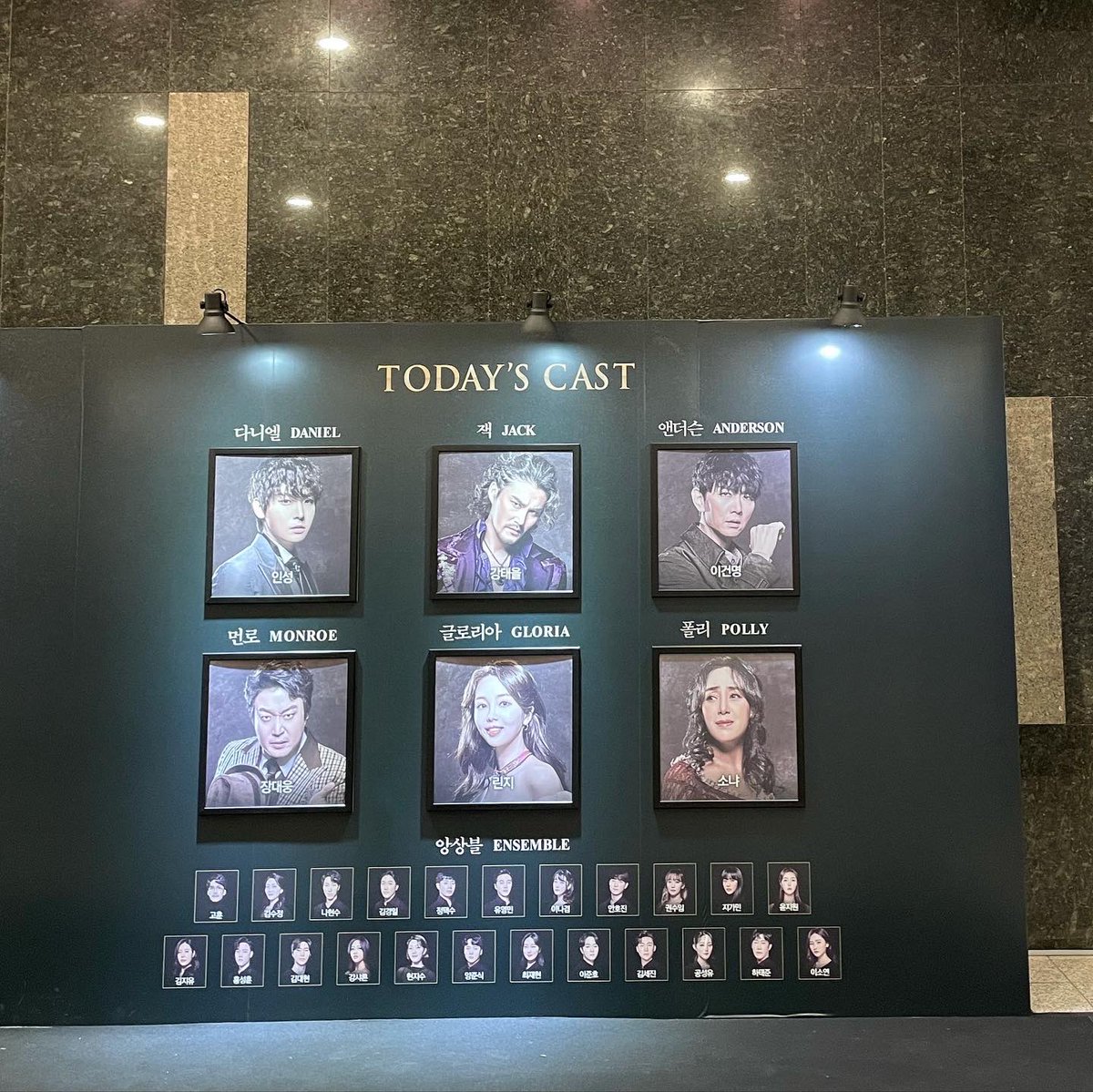suferstar's tweet photo. 잭더리퍼 고민하다 보러 갔는데,,
첫공인데도 너무 잘했던 인성이🤍
탐라 후기처럼 스토리가 쫌 아쉽긴했음 ㅠㅠ음악도😭😭😭 보고 나오는데 레드북
나는나를말하는사람 흥얼거렸던 나 ㅋㅋㅋ
레드북은 인생뮤지컬…☺️그래도 재밌었다!
그리고 티켓꽂이 주신분 넘 감사합니다❣️ https://t.co/C4Lhj0BByR