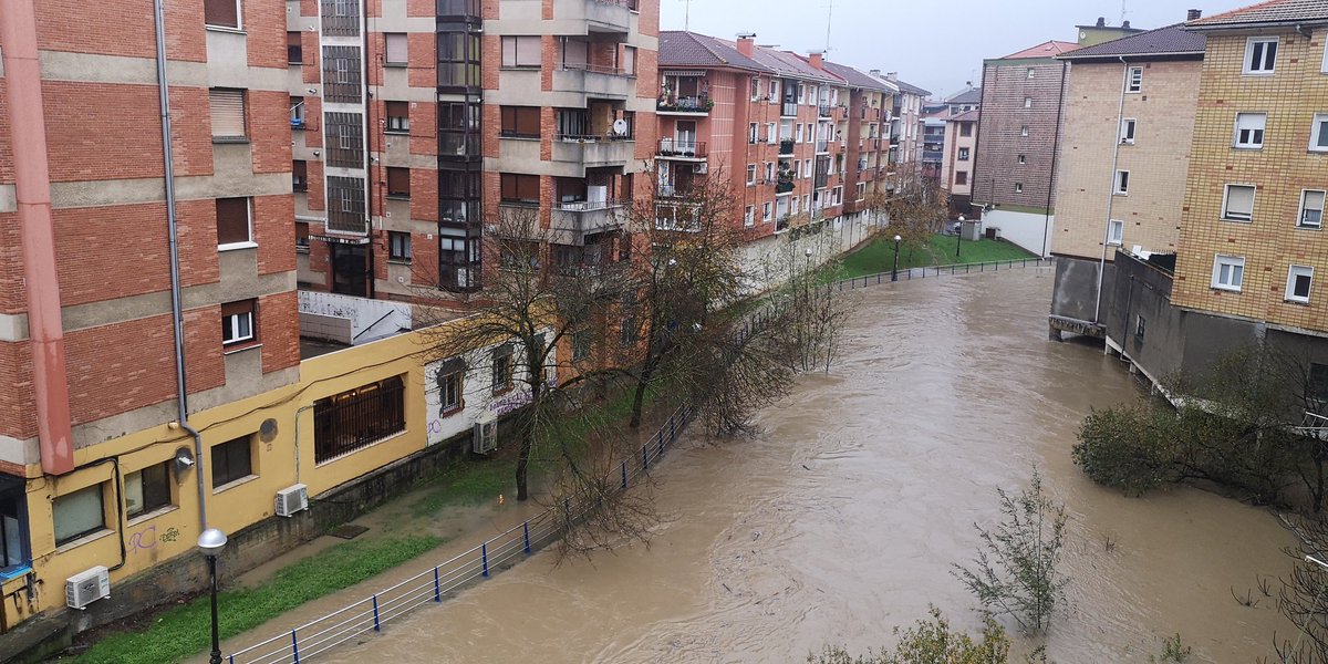 Dreamoongian's tweet photo. @Euskalmet @VOSTeuskadi @Mungia_Polizia #Butroi #Mungia empieza a desbordarse a la altura del "Erreka". 😬 https://t.co/ixpGWTbEG7