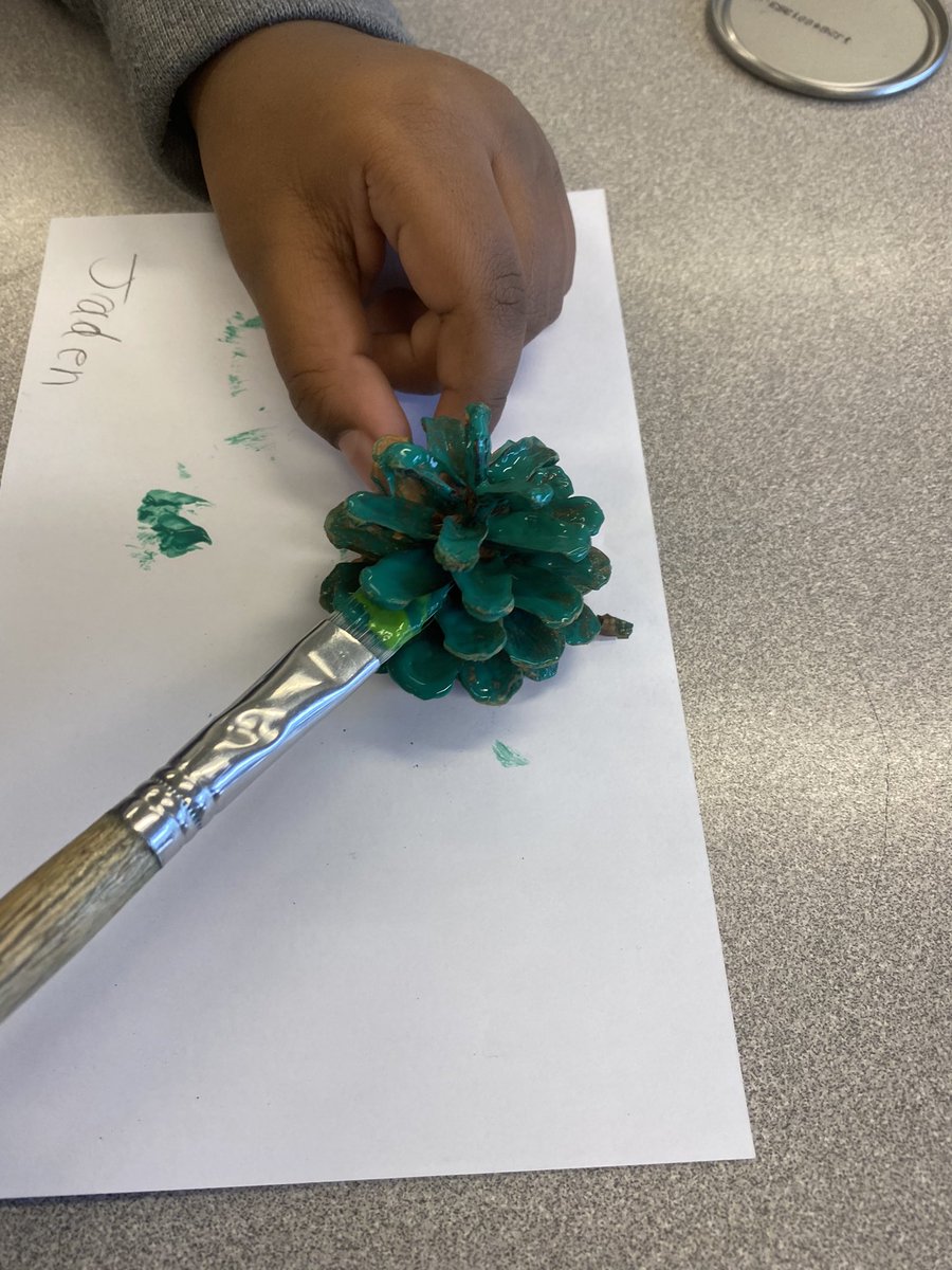 dreap31's tweet photo. Christmas tree art gift for their parents. They came out soo cute!! @TCDSB @olftcdsb #grade4 #art https://t.co/rL6aseu9aI