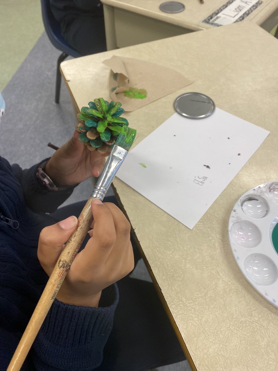 dreap31's tweet photo. Christmas tree art gift for their parents. They came out soo cute!! @TCDSB @olftcdsb #grade4 #art https://t.co/rL6aseu9aI