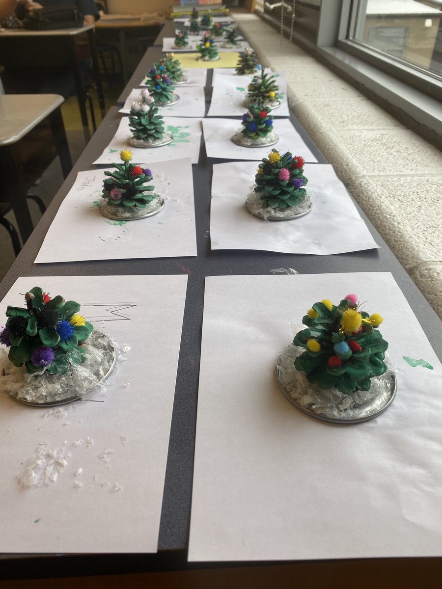 dreap31's tweet photo. Christmas tree art gift for their parents. They came out soo cute!! @TCDSB @olftcdsb #grade4 #art https://t.co/rL6aseu9aI