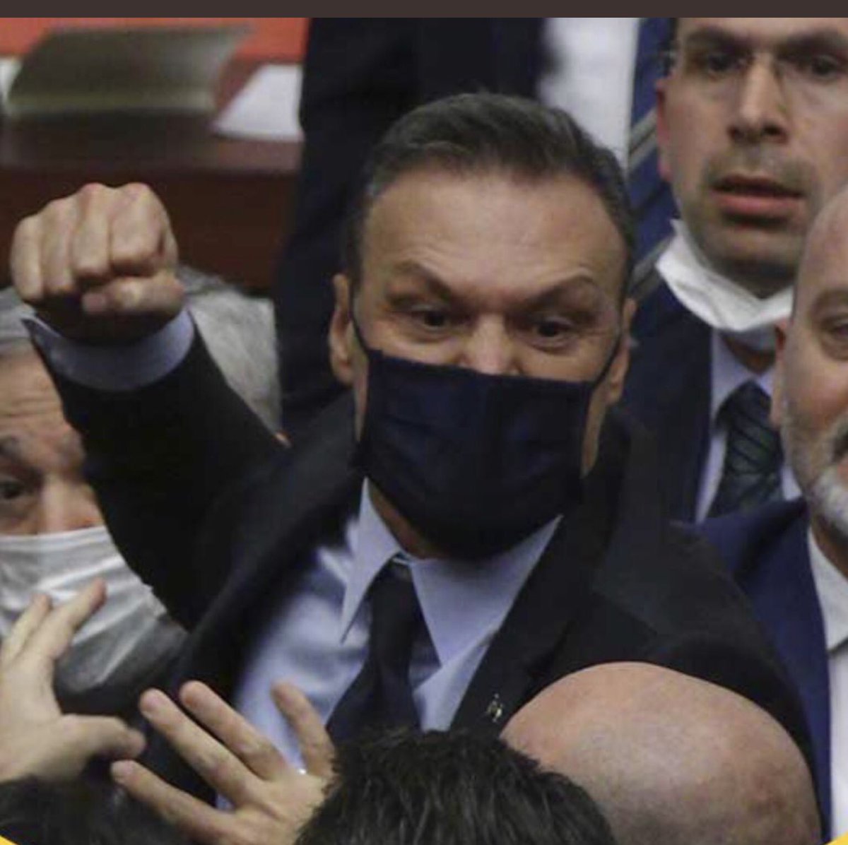 MetinUca's tweet photo. Başımız dik yürüyoruz, çünkü boğazımıza kadar boka batmış durumdayız  

(Alpay efendi anlamaz ama bu satır küfür değil ünlü yazar Dario Fo’nun Bir Anarşistin Kaza Sonucu Ölümü adlı oyununun final  repliğidir, ve tam da böyle durumları anlatmaktadır) https://t.co/gYOlilyk5r