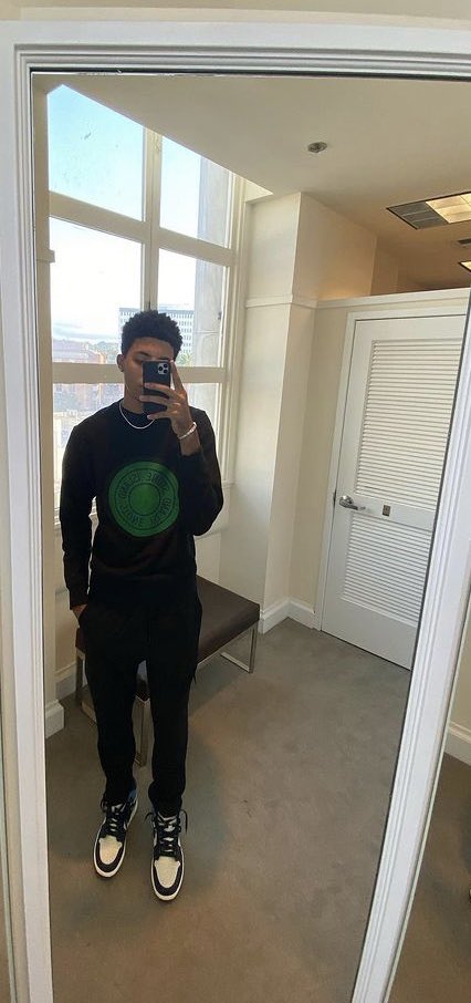 MrScottPippen's tweet photo. Scott in a mirror ✌🏽 https://t.co/PkKsc8yTve