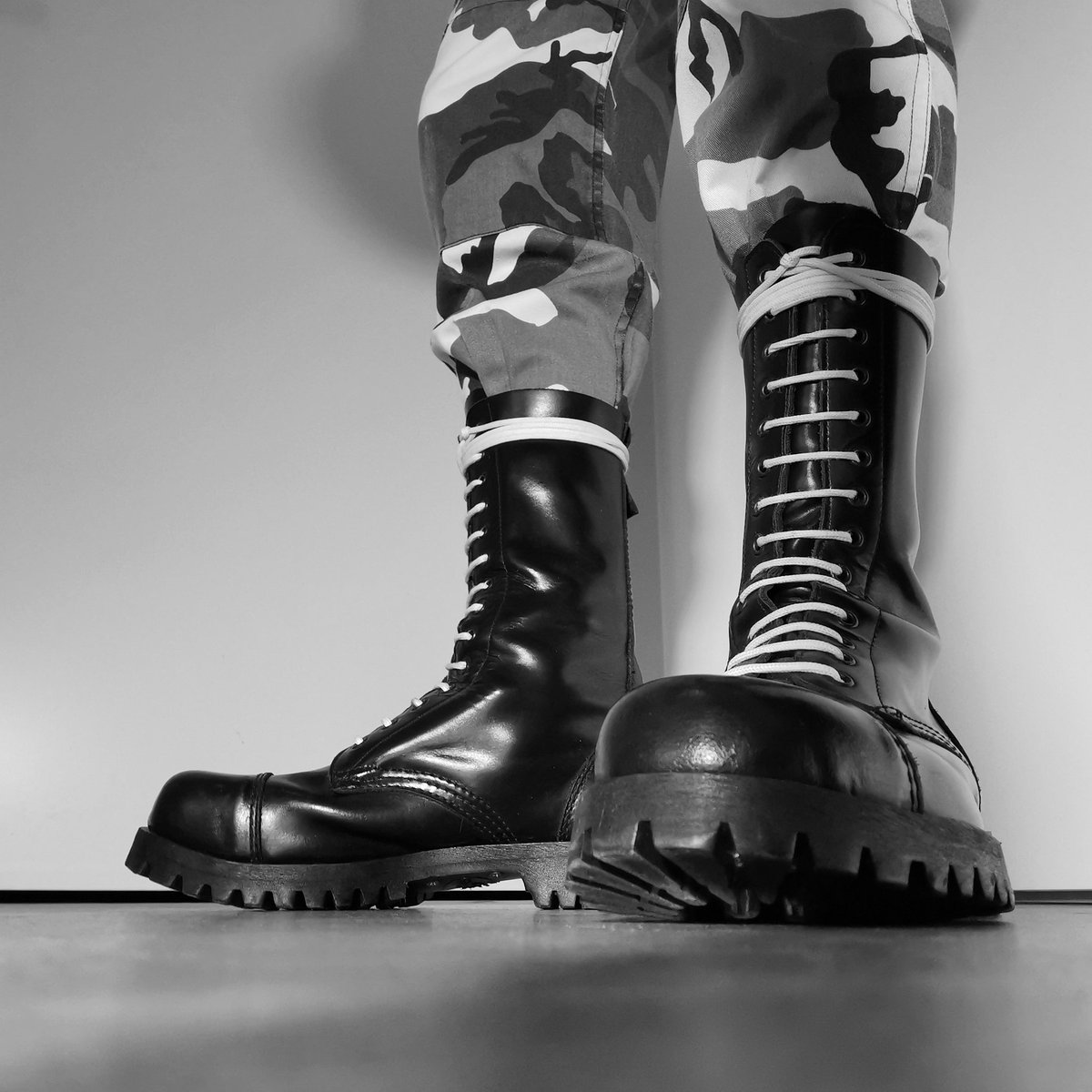 issei2251's tweet photo. Schwarz weiß hat doch immer was...
#shellysranger #bootboy #blackandwhite #mystyle https://t.co/IMh0FoKVIU