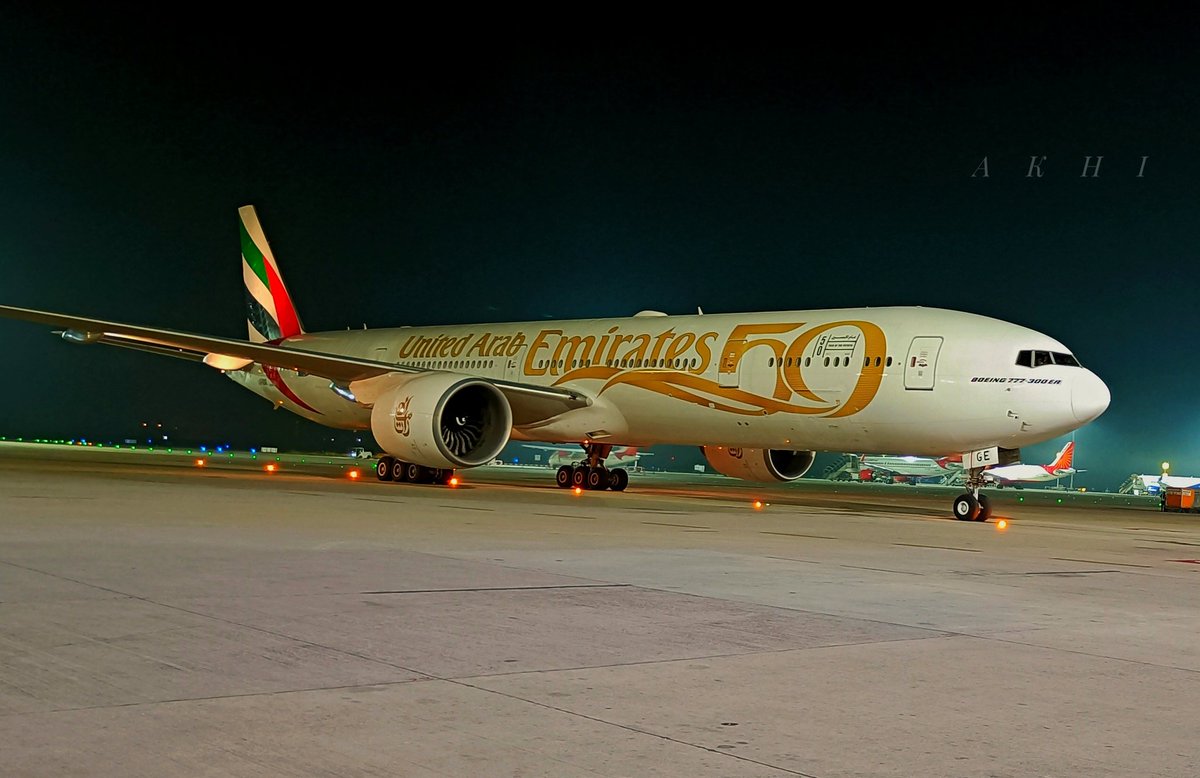 apkj005's tweet photo. With special livery looks pretty cool
#UAENationalDay #uae50thnationalday #emriates
#BLRAirport https://t.co/zDdU3EkPGH