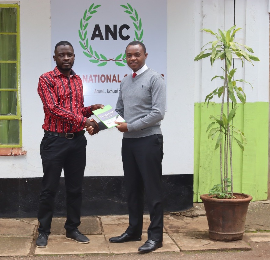 GikuruSK's tweet photo. With Chavakali ward MCA Aspirant Mr. Christopher Bahati who paid me a courtesy call at the Party Headquarters. I encourage the youth to join our party and vie for various positions during the general elections as the party will ensure that it holds free and fair nominations. https://t.co/ZU6qJu7XhI