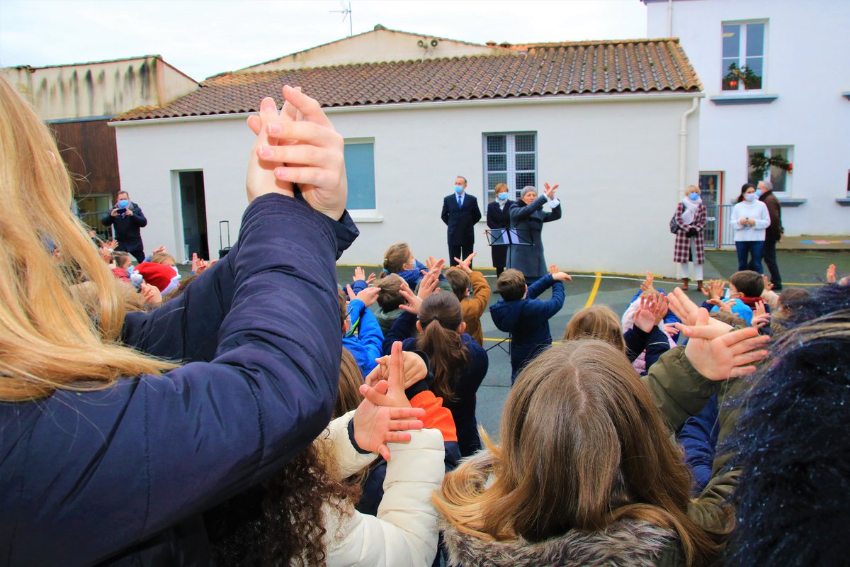 Prefet17's tweet photo. 🇫🇷 Aujourd'hui, c'est la #journéenationaledelalaïcité
A cette occasion, Nicolas BASSELIER, préfet de la #charentemaritime, a rencontré les élèves de l’école primaire Pierre Perret à #Clavette. Laïcité, liberté, égalité, fraternité sont les principes de notre République. https://t.co/w8zbcOzLZq