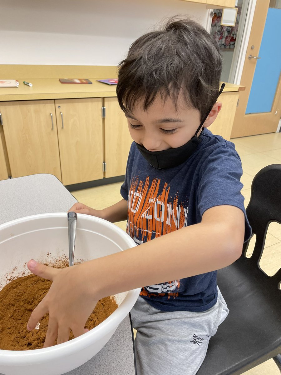 mrswalshsped's tweet photo. We had so much fun making cinnamon applesauce ornaments with Mrs. Beth this morning ❤️🌟 https://t.co/xsg2s2G5Li