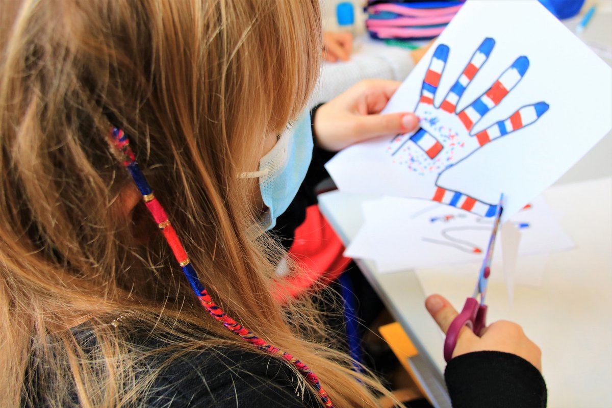 Prefet17's tweet photo. 🇫🇷 Aujourd'hui, c'est la #journéenationaledelalaïcité
A cette occasion, Nicolas BASSELIER, préfet de la #charentemaritime, a rencontré les élèves de l’école primaire Pierre Perret à #Clavette. Laïcité, liberté, égalité, fraternité sont les principes de notre République. https://t.co/w8zbcOzLZq