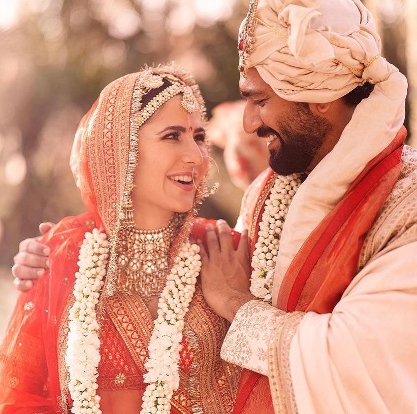 editorji's tweet photo. #EJShowbiz | Pyaar, Ishq, Mohabbat in the air as Vicky-Katrina tie the knot! 😍💍

https://t.co/OWGUHtkPJQ

#VickyKaushal #VickyKatrinaKiShaadi #VickyKatrinaWedding @vickykaushal09 #KatrinaKaif https://t.co/jfP98Yjm62