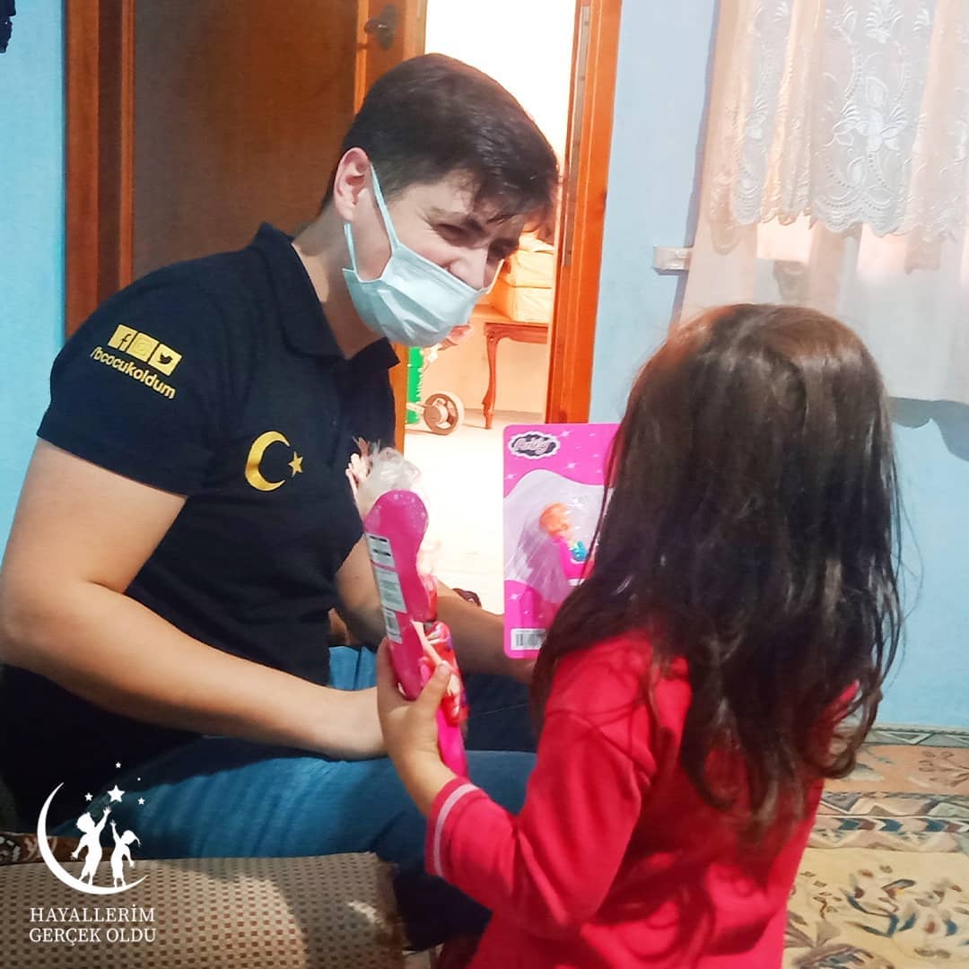 3 yaşındaki Hayat bizlere oyuncak bebek istediğini ve sahip olamadığını söyledi. Biz de bebeği aldığımız gibi Hayat ile buluştuk ve oyunlar oynadık. Yüzün hep gülsün Hayat 💖 #bihayalimizvar
