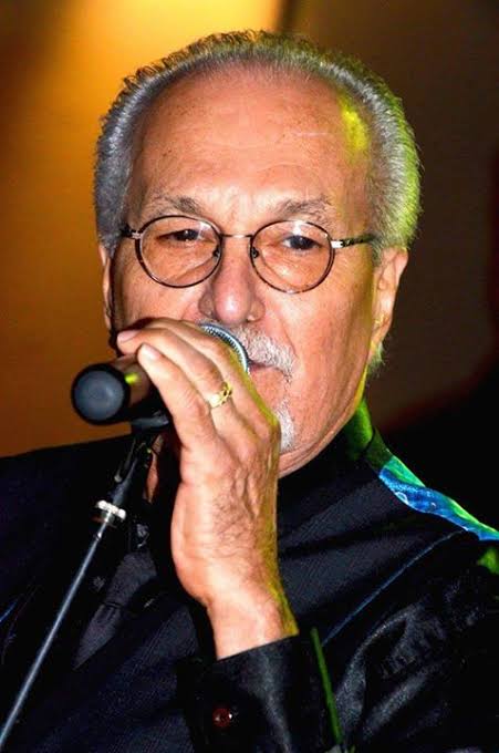 Siguen partiendo los grandes.Hoy en la mañana falleció el Maestro Paquito Guzmán. 

Su voz, sentimiento y estilo único, su energía interpretativa, notable trayectoria artística y obra discográfica es y será parte importante de la historia de la música latina. #PaquitoGuzmán