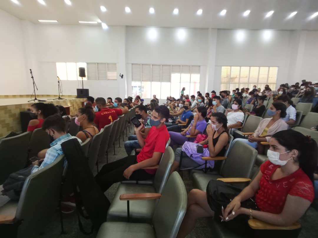 FEUdelaUHo's tweet photo. Desde la Sede Jose de la Luz y Caballero la Facultad de Ciencias Naturales y Agropecuarias realiza matutino especial en vísperas al 99 aniversario de la #FEU, reconociendo la labor y entrega de estudiantes de 1er año 
#orgulloFEU https://t.co/nYpnS7wHMB