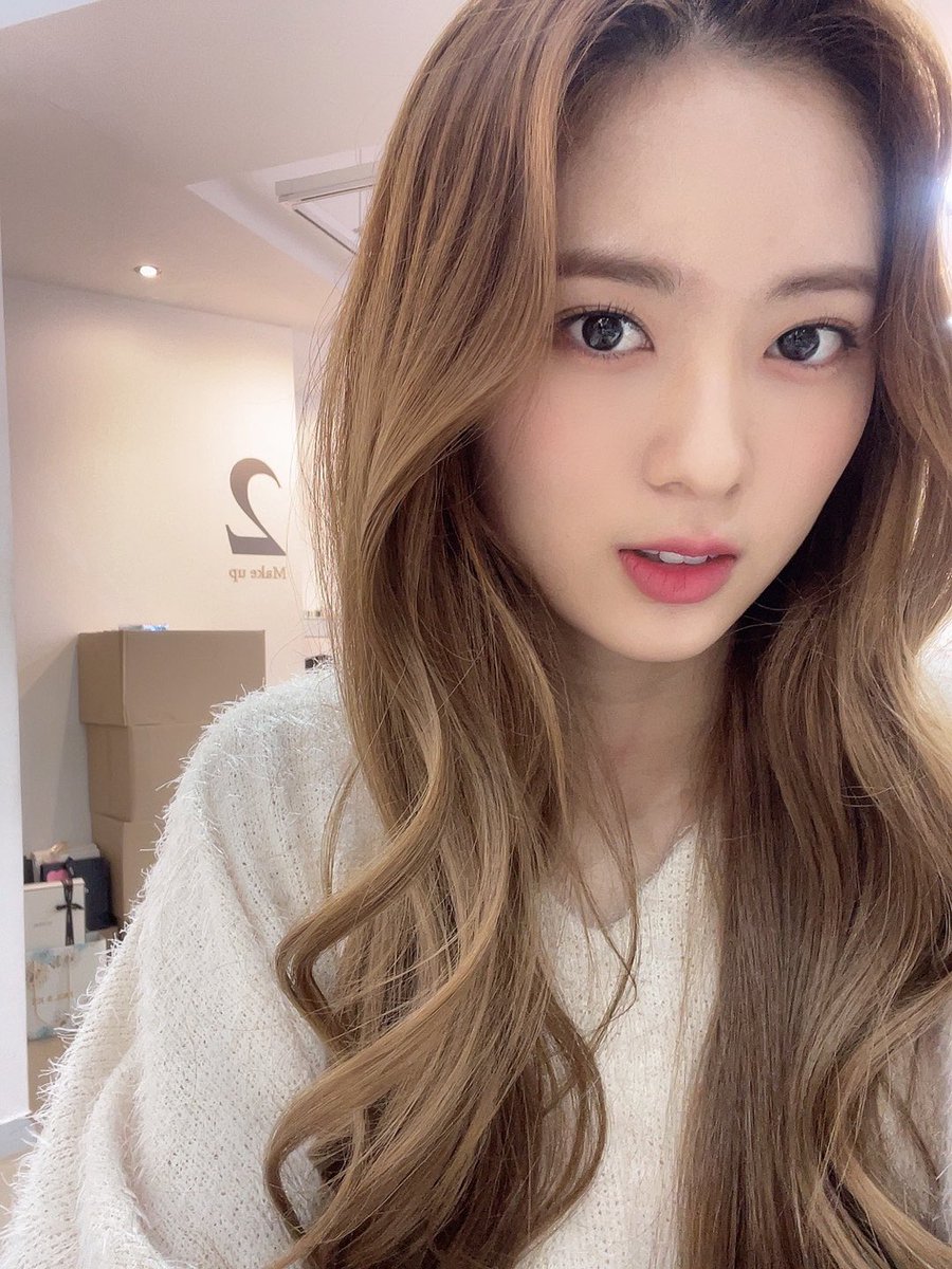 MayCBNEWS's tweet photo. [📷] Atualização da May no Twitter do Cherry Bullet.

"Eu gosto de usar malhas brancas no inverno ❄

Boa noite Lullet (KR)
Boa noite (JP)
Boa noite (CH) 
:)"

#메이 #MAY #CherryBullet #체리블렛 @cherrybullet https://t.co/mehiC8J9kS