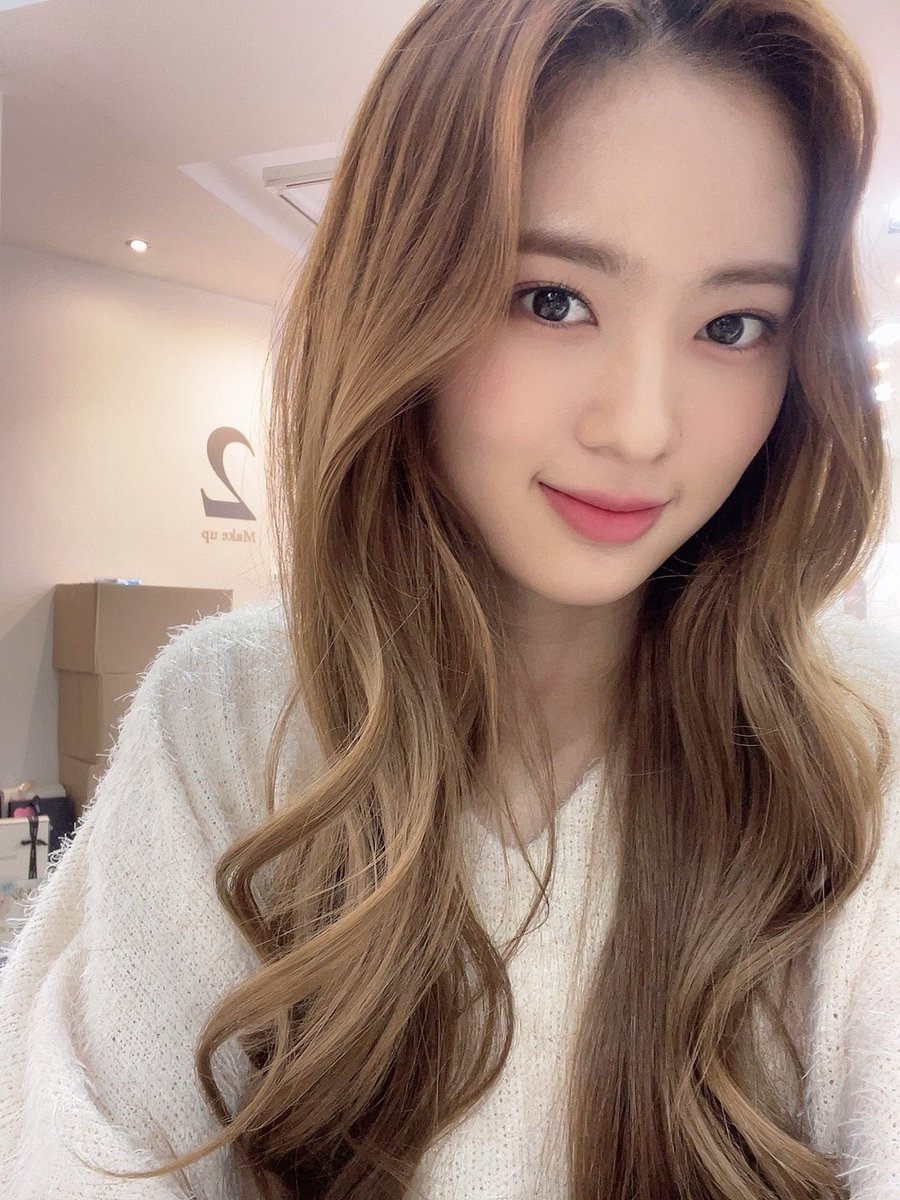 MayCBNEWS's tweet photo. [📷] Atualização da May no Twitter do Cherry Bullet.

"Eu gosto de usar malhas brancas no inverno ❄

Boa noite Lullet (KR)
Boa noite (JP)
Boa noite (CH) 
:)"

#메이 #MAY #CherryBullet #체리블렛 @cherrybullet https://t.co/mehiC8J9kS