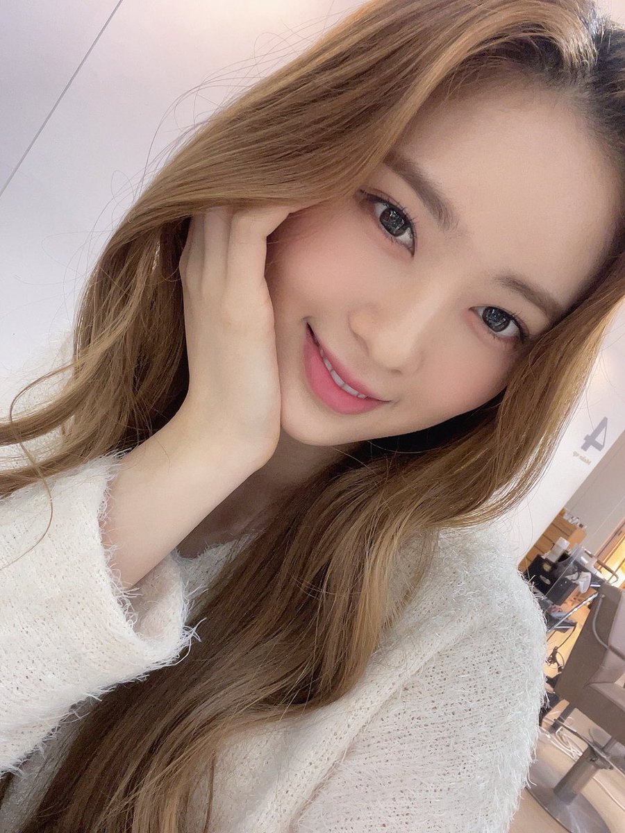 MayCBNEWS's tweet photo. [📷] Atualização da May no Twitter do Cherry Bullet.

"Eu gosto de usar malhas brancas no inverno ❄

Boa noite Lullet (KR)
Boa noite (JP)
Boa noite (CH) 
:)"

#메이 #MAY #CherryBullet #체리블렛 @cherrybullet https://t.co/mehiC8J9kS