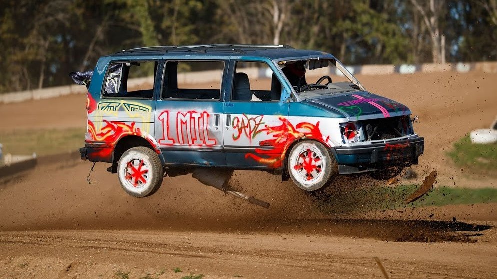 Carreras de rallycross con furgonetas o PT Cruiser. Ya se ha hecho y es tan magnífico como suena #NitroRX diariomotor.com/competicion/no…