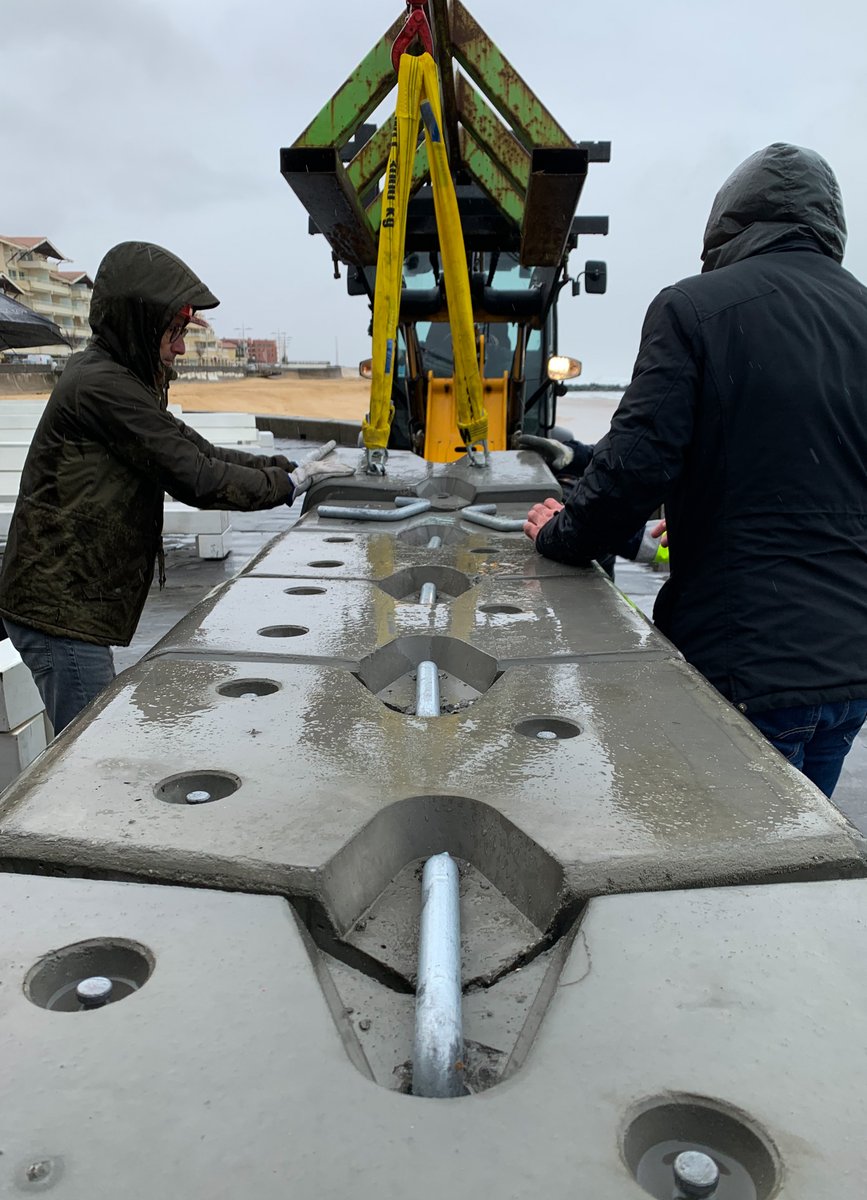wavebumper's tweet photo. [Installation] - La ville de #Capbreton installe son nouveau système de protection, les #BUMPERBLOCK, pour protéger son front de mer des assauts des vagues de submersion. 
#wavebumper #installation #protection #submersion https://t.co/RILa9wuO5G