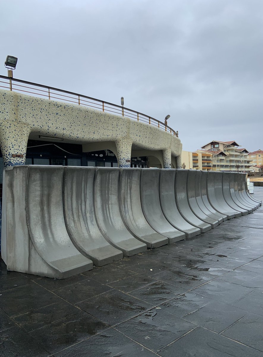 wavebumper's tweet photo. [Installation] - La ville de #Capbreton installe son nouveau système de protection, les #BUMPERBLOCK, pour protéger son front de mer des assauts des vagues de submersion. 
#wavebumper #installation #protection #submersion https://t.co/RILa9wuO5G