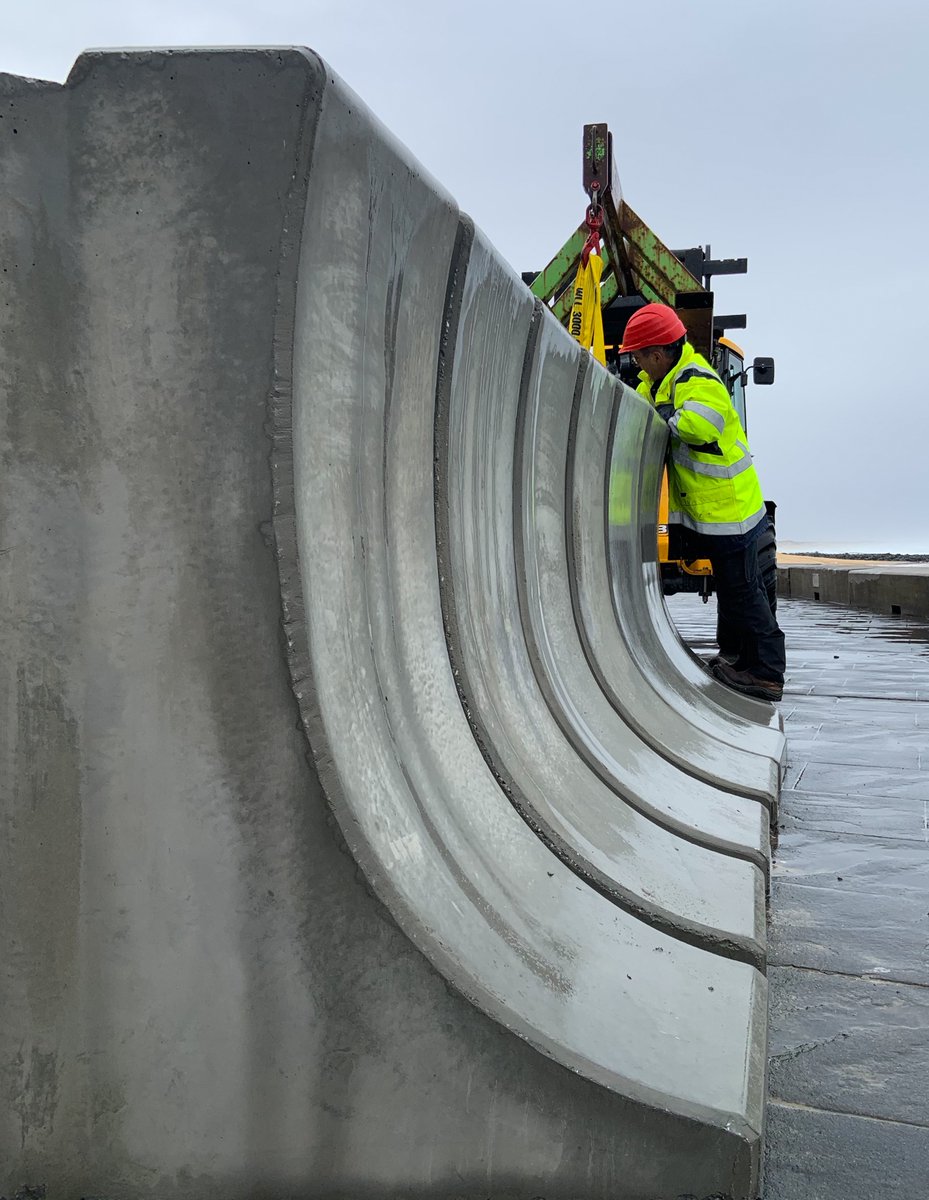 wavebumper's tweet photo. [Installation] - La ville de #Capbreton installe son nouveau système de protection, les #BUMPERBLOCK, pour protéger son front de mer des assauts des vagues de submersion. 
#wavebumper #installation #protection #submersion https://t.co/RILa9wuO5G