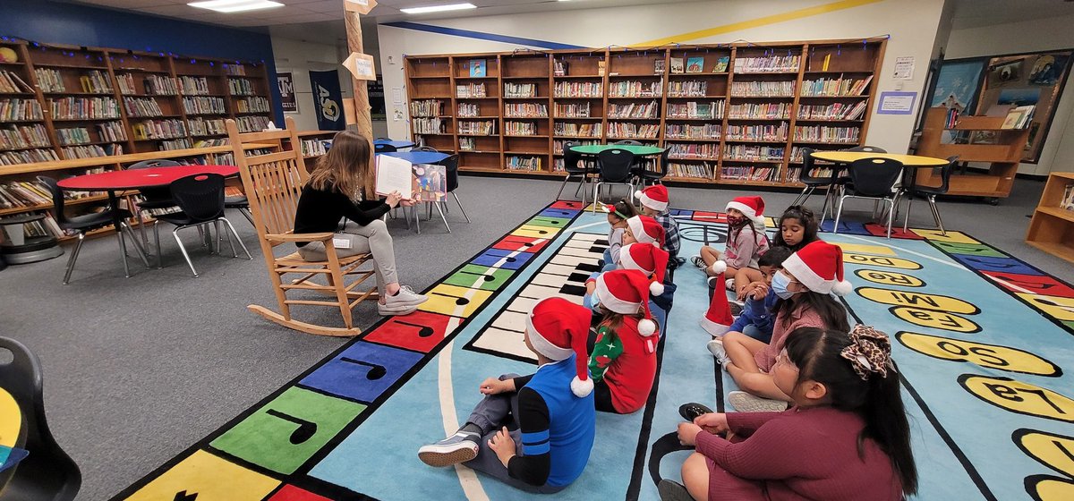 MartiniG528's tweet photo. #SAISDReads  

Christmas stories this morning.  Thank you, Ms. Olga!! https://t.co/zn4XCVPPFO