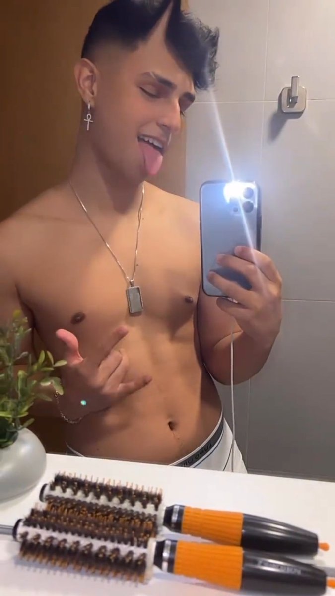 bak_apelon's tweet photo. O que esse cara pegou de verificadas na farofa da gkay e sacanagem 👑
@nobru https://t.co/7EPnPZpDvG