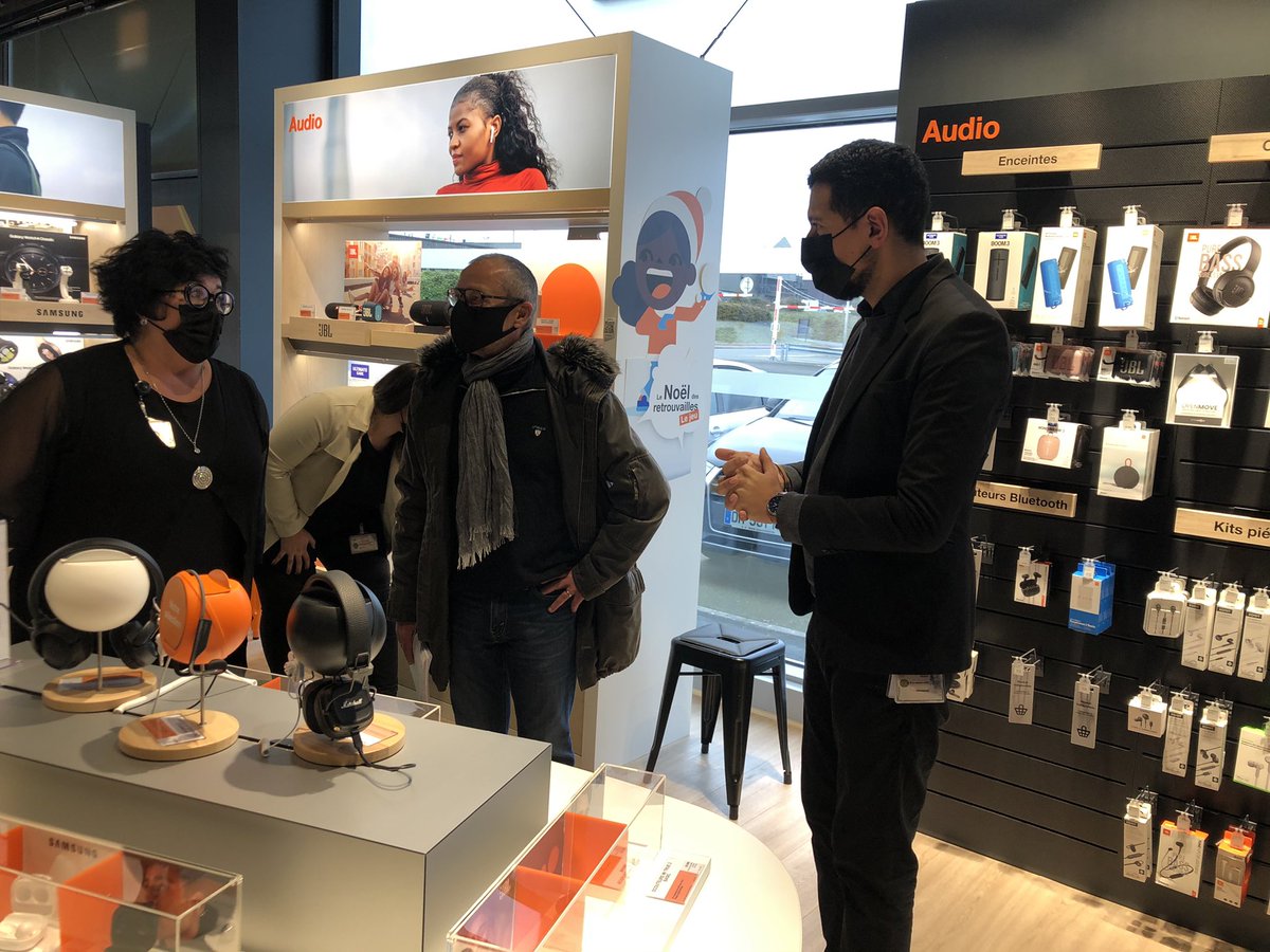 JulyCalvet's tweet photo. A Champniers, @MohaMoumS réalise une visite de la nouvelle Boutique #Orange auprès d’un journaliste de la  @charentelibre 

Elle favorise l’interactivité et la relation personnalisée avec ses clients, grâce à un design chaleureux ; 160m2 d’espace de vente et 11 conseillers. https://t.co/SwEh62jXWY