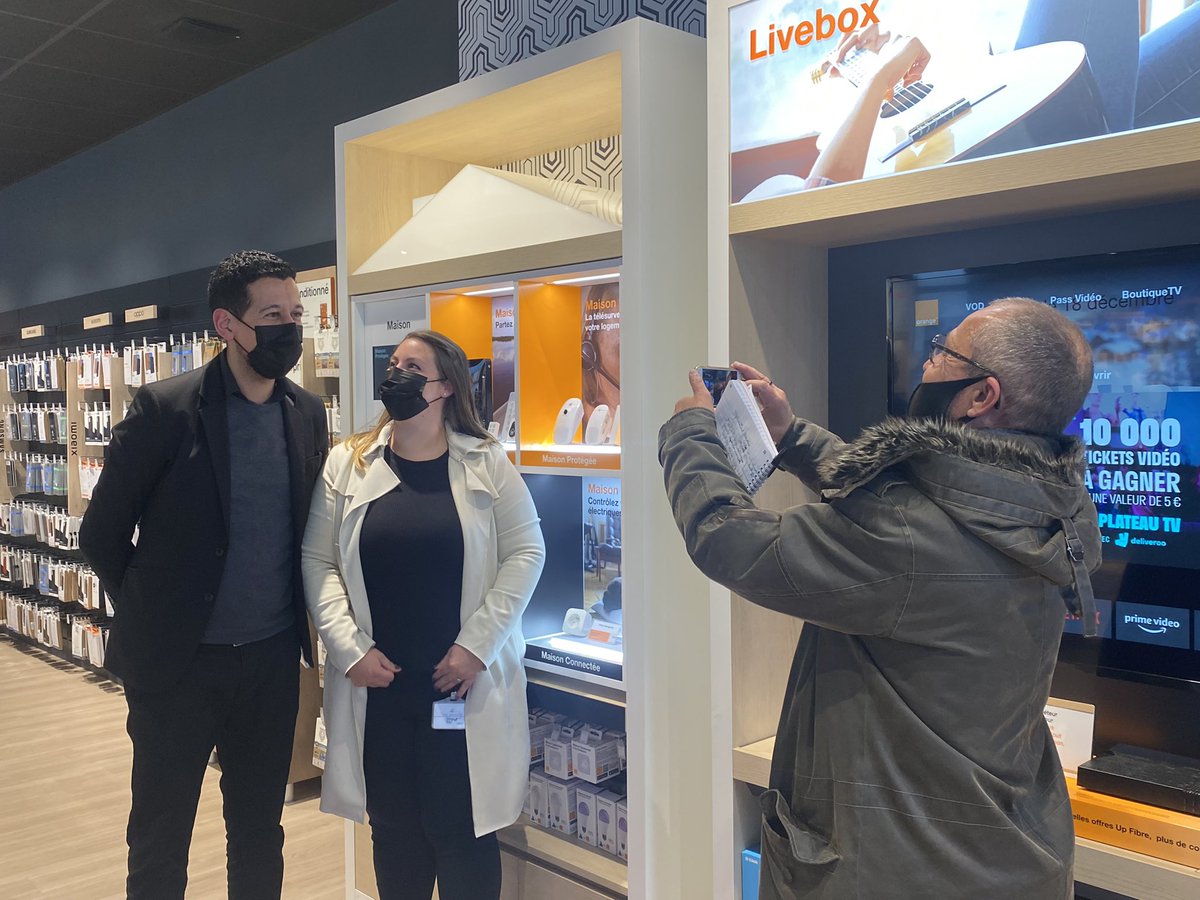 JulyCalvet's tweet photo. A Champniers, @MohaMoumS réalise une visite de la nouvelle Boutique #Orange auprès d’un journaliste de la  @charentelibre 

Elle favorise l’interactivité et la relation personnalisée avec ses clients, grâce à un design chaleureux ; 160m2 d’espace de vente et 11 conseillers. https://t.co/SwEh62jXWY