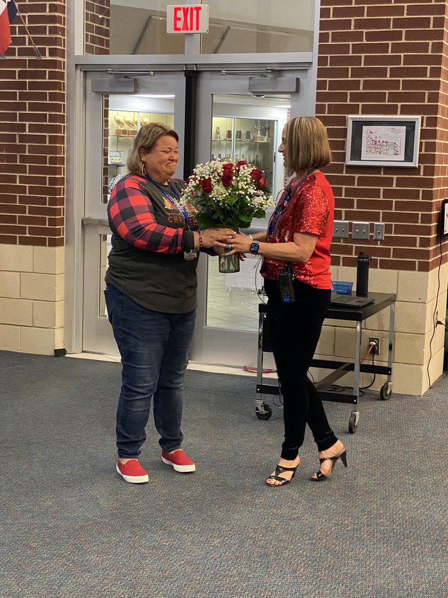 VSnokhous's tweet photo. @cycreekhs believes every teacher deserves to be Teacher of the Year for teaching &amp; supporting students during a pandemic. We had to chose one &amp; Creek’s Teacher of the Year is Julie Markwood! Ms. Markwood teaches DC English. Congrats &amp; thanks to Ms.Markwood @ all Creek teachers. https://t.co/65XmJYPCkv