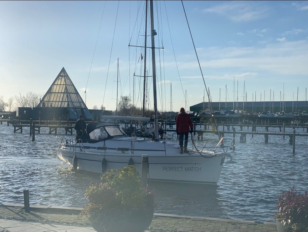 MarkBax77's tweet photo. Weer een boot voor de #winterberging op #Klipper3 onderweg naar de kraan! Er zijn nog enkele plaatsen buiten beschikbaar. Wilt u uw schip stallen, achter een afgesloten hek, op privéterrein? Neem gerust contact met ons op: 06 44 66 33 03 https://t.co/bPJUZnP4gg