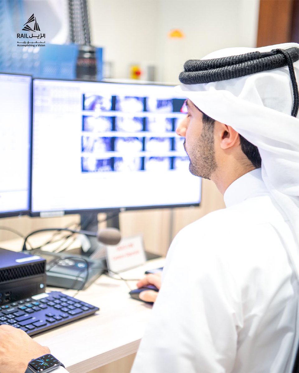 QatarRail's tweet photo. مركز التحكم الرئيسي هو قلب منظومة مترو الدوحة ومن خلاله يتم مراقبة جميع العمليات التشغيلية عن كثب من خلال تغطية تقنية شاملة   لأسطول القطارات على مختلف الخطوط والتحكم بألاف المعدات والأجهزة والكاميرات في الشبكة والتي تعمل على مدار الساعة لتقديم الخدمة بموثوقية عالية وآمان https://t.co/EVFuO6LoNA